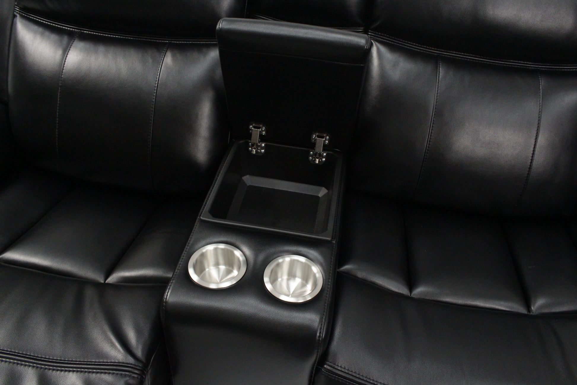 UM02-CONSOLE DETAILED SHOT